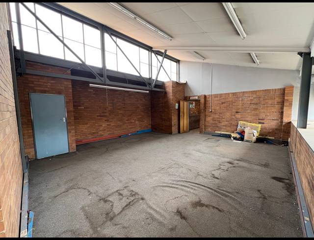 2,494M² WAREHOUSE TO LET IN FACTORIA